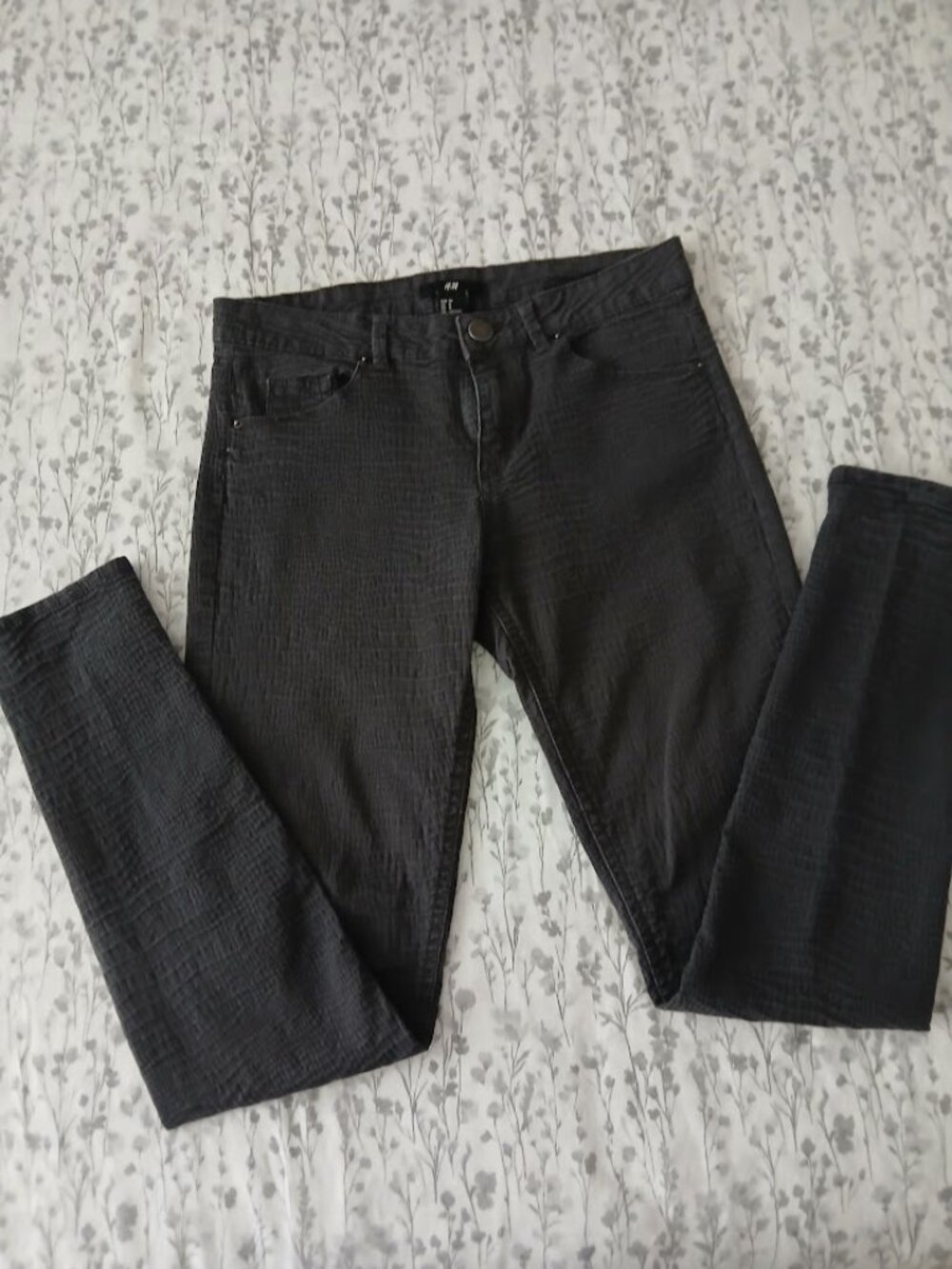 H&M Snakeskin Pattern Black Skinny Jeans - size 4